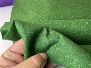 Patchwork stof - Brighton, yndigt motiv i blid grangrøn